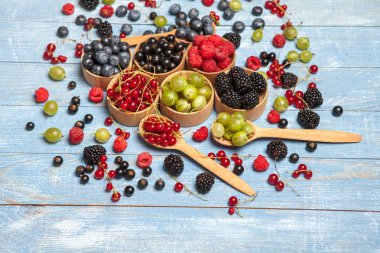 Çeşitli taze yaz meyveleri. Üstten görünüm. Çilek meyve renk gıda dessertberries karıştırın. Antioksidan, detoks diyet, organik meyve