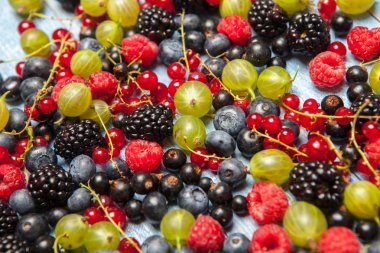 Çeşitli taze yaz meyveleri. Üstten görünüm. Çilek meyve renk gıda dessertberries karıştırın. Antioksidan, detoks diyet, organik meyve