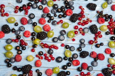 Çeşitli taze yaz meyveleri. Üstten görünüm. Çilek meyve renk gıda dessertberries karıştırın. Antioksidan, detoks diyet, organik meyve