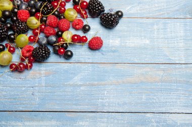 Çeşitli taze yaz meyveleri. Üstten görünüm. Çilek meyve renk gıda dessertberries karıştırın. Antioksidan, detoks diyet, organik meyve