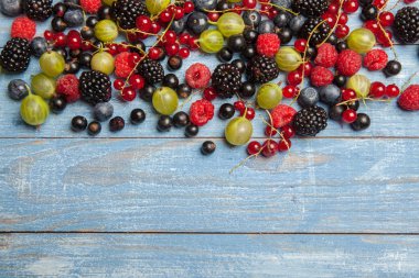 Çeşitli taze yaz meyveleri. Üstten görünüm. Çilek meyve renk gıda dessertberries karıştırın. Antioksidan, detoks diyet, organik meyve