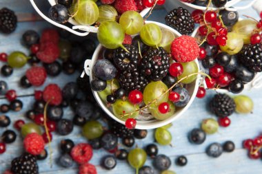 Çeşitli taze yaz meyveleri. Üstten görünüm. Çilek meyve renk gıda dessertberries karıştırın. Antioksidan, detoks diyet, organik meyve