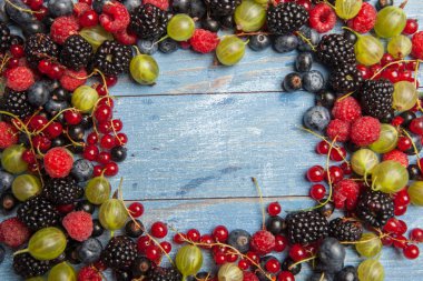Çeşitli taze yaz meyveleri. Üstten görünüm. Çilek meyve renk gıda dessertberries karıştırın. Antioksidan, detoks diyet, organik meyve