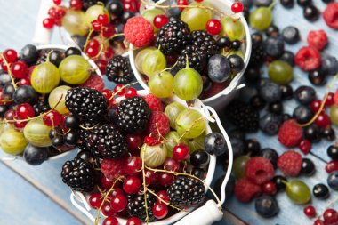 Çeşitli taze yaz meyveleri. Üstten görünüm. Çilek meyve renk gıda dessertberries karıştırın. Antioksidan, detoks diyet, organik meyve