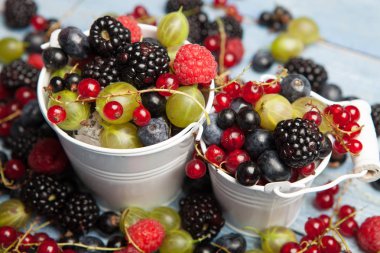 Çeşitli taze yaz meyveleri. Üstten görünüm. Çilek meyve renk gıda dessertberries karıştırın. Antioksidan, detoks diyet, organik meyve