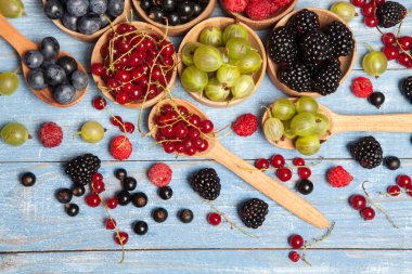 Çeşitli taze yaz meyveleri. Üstten görünüm. Çilek meyve renk gıda dessertberries karıştırın. Antioksidan, detoks diyet, organik meyve.