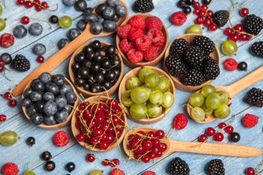 Çeşitli taze yaz meyveleri. Üstten görünüm. Çilek meyve renk gıda dessertberries karıştırın. Antioksidan, detoks diyet, organik meyve.