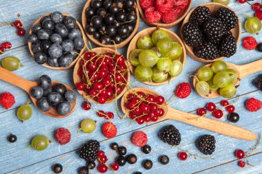Çeşitli taze yaz meyveleri. Üstten görünüm. Çilek meyve renk gıda dessertberries karıştırın. Antioksidan, detoks diyet, organik meyve.
