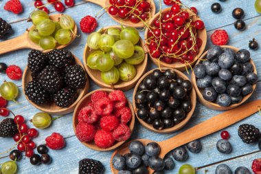Çeşitli taze yaz meyveleri. Üstten görünüm. Çilek meyve renk gıda dessertberries karıştırın. Antioksidan, detoks diyet, organik meyve.