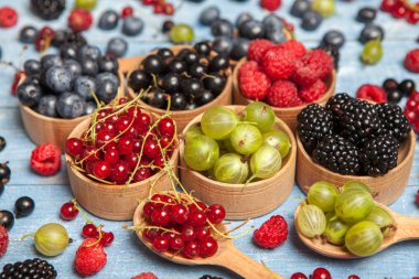Çeşitli taze yaz meyveleri. Üstten görünüm. Çilek meyve renk gıda dessertberries karıştırın. Antioksidan, detoks diyet, organik meyve.