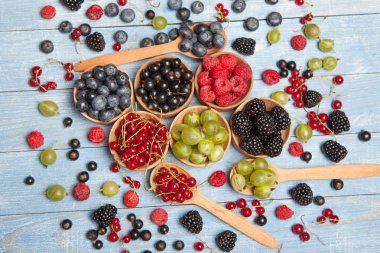 Çeşitli taze yaz meyveleri. Üstten görünüm. Çilek meyve renk gıda dessertberries karıştırın. Antioksidan, detoks diyet, organik meyve.