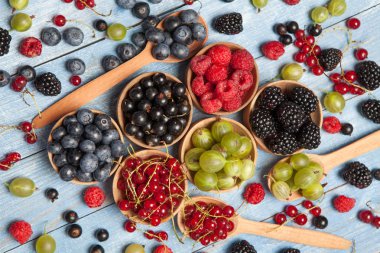 Çeşitli taze yaz meyveleri. Üstten görünüm. Çilek meyve renk gıda dessertberries karıştırın. Antioksidan, detoks diyet, organik meyve.