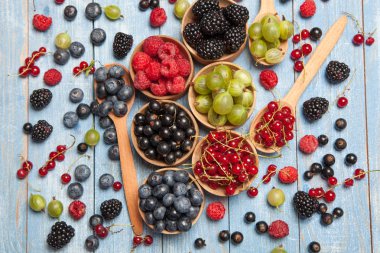 Çeşitli taze yaz meyveleri. Üstten görünüm. Çilek meyve renk gıda dessertberries karıştırın. Antioksidan, detoks diyet, organik meyve.