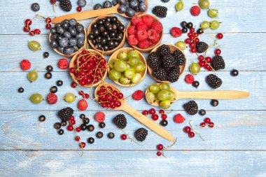 Çeşitli taze yaz meyveleri. Üstten görünüm. Çilek meyve renk gıda dessertberries karıştırın. Antioksidan, detoks diyet, organik meyve.