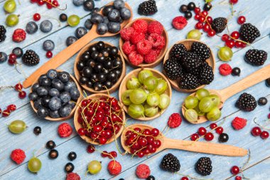 Çeşitli taze yaz meyveleri. Üstten görünüm. Çilek meyve renk gıda dessertberries karıştırın. Antioksidan, detoks diyet, organik meyve.