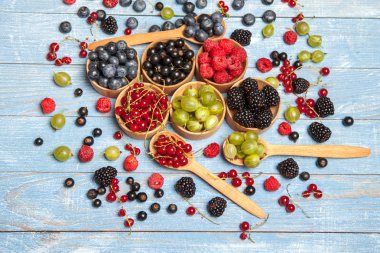 Çeşitli taze yaz meyveleri. Üstten görünüm. Çilek meyve renk gıda dessertberries karıştırın. Antioksidan, detoks diyet, organik meyve.