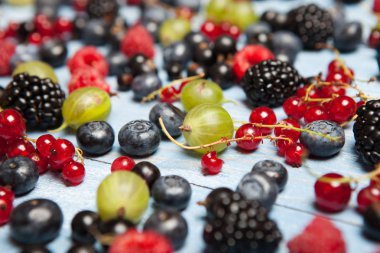 Çeşitli taze yaz meyveleri. Üstten görünüm. Çilek meyve renk gıda dessertberries karıştırın. Antioksidan, detoks diyet, organik meyve.