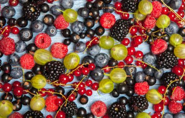 Çeşitli taze yaz meyveleri. Üstten görünüm. Çilek meyve renk gıda dessertberries karıştırın. Antioksidan, detoks diyet, organik meyve.