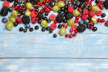 Çeşitli taze yaz meyveleri. Üstten görünüm. Çilek meyve renk gıda dessertberries karıştırın. Antioksidan, detoks diyet, organik meyve.