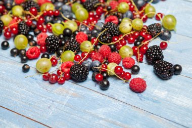 Çeşitli taze yaz meyveleri. Üstten görünüm. Çilek meyve renk gıda dessertberries karıştırın. Antioksidan, detoks diyet, organik meyve.