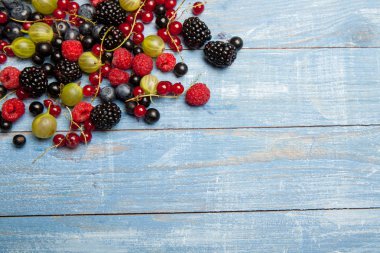 Çeşitli taze yaz meyveleri. Üstten görünüm. Çilek meyve renk gıda dessertberries karıştırın. Antioksidan, detoks diyet, organik meyve.