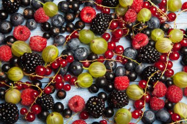 Çeşitli taze yaz meyveleri. Üstten görünüm. Çilek meyve renk gıda dessertberries karıştırın. Antioksidan, detoks diyet, organik meyve.