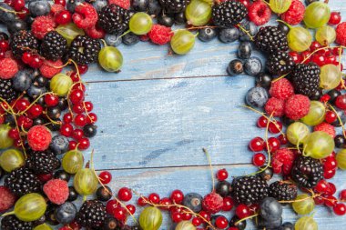 Çeşitli taze yaz meyveleri. Üstten görünüm. Çilek meyve renk gıda dessertberries karıştırın. Antioksidan, detoks diyet, organik meyve.