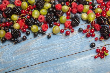 Çeşitli taze yaz meyveleri. Üstten görünüm. Çilek meyve renk gıda dessertberries karıştırın. Antioksidan, detoks diyet, organik meyve.