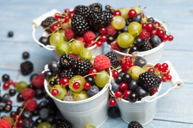 Çeşitli taze yaz meyveleri. Üstten görünüm. Çilek meyve renk gıda dessertberries karıştırın. Antioksidan, detoks diyet, organik meyve.