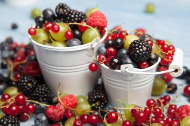 Çeşitli taze yaz meyveleri. Üstten görünüm. Çilek meyve renk gıda dessertberries karıştırın. Antioksidan, detoks diyet, organik meyve.