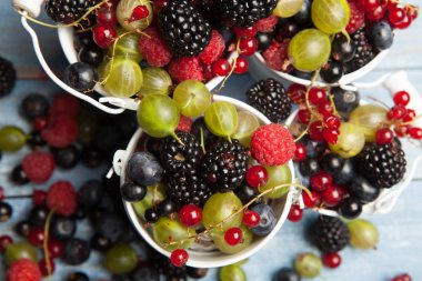 Çeşitli taze yaz meyveleri. Üstten görünüm. Çilek meyve renk gıda dessertberries karıştırın. Antioksidan, detoks diyet, organik meyve.