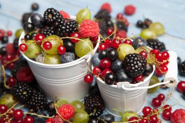 Çeşitli taze yaz meyveleri. Üstten görünüm. Çilek meyve renk gıda dessertberries karıştırın. Antioksidan, detoks diyet, organik meyve.