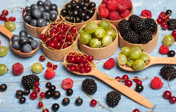 Çeşitli taze yaz meyveleri. Üstten görünüm. Çilek meyve renk gıda dessertberries karıştırın. Antioksidan, detoks diyet, organik meyve.