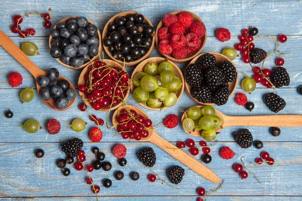 Çeşitli taze yaz meyveleri. Üstten görünüm. Çilek meyve renk gıda dessertberries karıştırın. Antioksidan, detoks diyet, organik meyve.