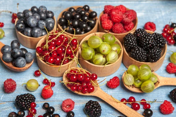 Çeşitli taze yaz meyveleri. Üstten görünüm. Çilek meyve renk gıda dessertberries karıştırın. Antioksidan, detoks diyet, organik meyve.