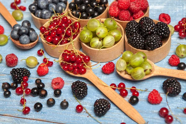 Çeşitli taze yaz meyveleri. Üstten görünüm. Çilek meyve renk gıda dessertberries karıştırın. Antioksidan, detoks diyet, organik meyve.