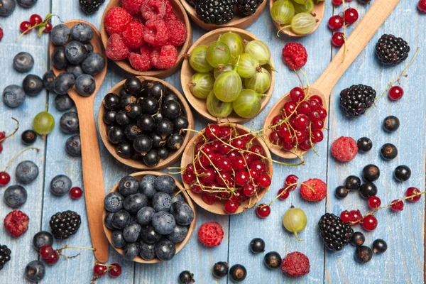 Çeşitli taze yaz meyveleri. Üstten görünüm. Çilek meyve renk gıda dessertberries karıştırın. Antioksidan, detoks diyet, organik meyve.