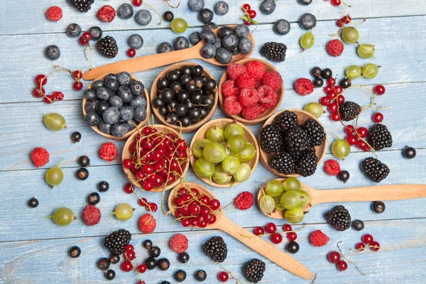 Çeşitli taze yaz meyveleri. Üstten görünüm. Çilek meyve renk gıda dessertberries karıştırın. Antioksidan, detoks diyet, organik meyve.