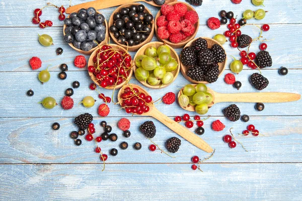 Çeşitli taze yaz meyveleri. Üstten görünüm. Çilek meyve renk gıda dessertberries karıştırın. Antioksidan, detoks diyet, organik meyve.