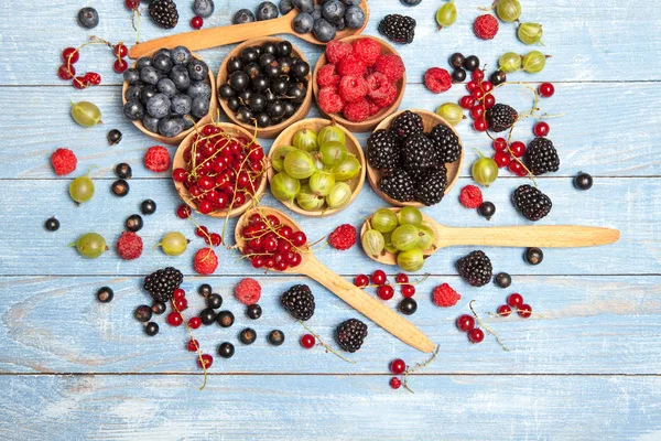 Çeşitli taze yaz meyveleri. Üstten görünüm. Çilek meyve renk gıda dessertberries karıştırın. Antioksidan, detoks diyet, organik meyve.