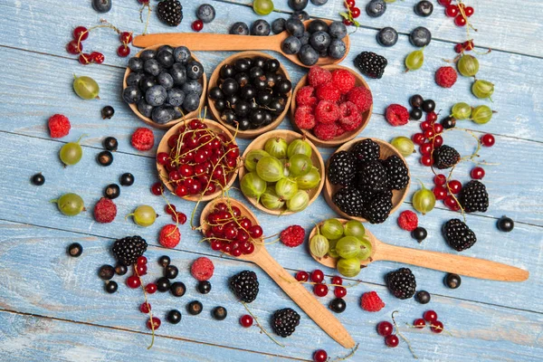 Çeşitli taze yaz meyveleri. Üstten görünüm. Çilek meyve renk gıda dessertberries karıştırın. Antioksidan, detoks diyet, organik meyve.