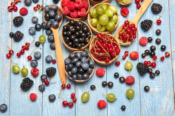 Çeşitli taze yaz meyveleri. Üstten görünüm. Çilek meyve renk gıda dessertberries karıştırın. Antioksidan, detoks diyet, organik meyve.