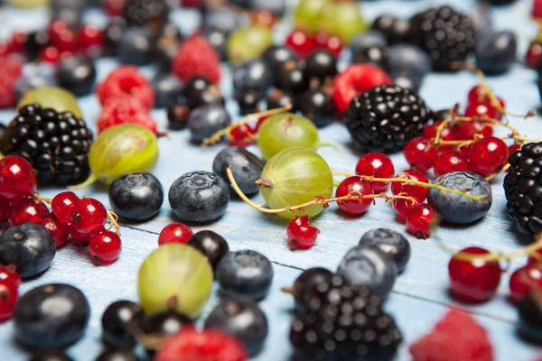 Çeşitli taze yaz meyveleri. Üstten görünüm. Çilek meyve renk gıda dessertberries karıştırın. Antioksidan, detoks diyet, organik meyve.