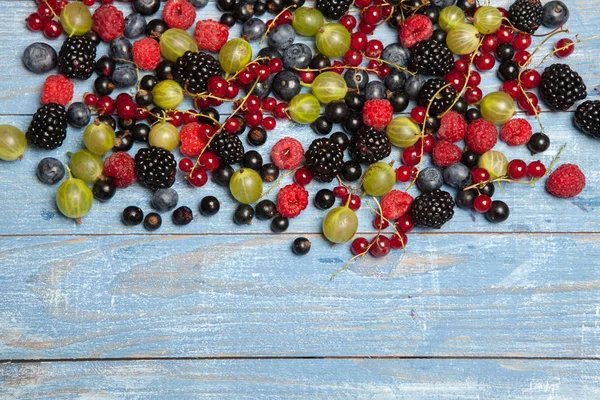 Çeşitli taze yaz meyveleri. Üstten görünüm. Çilek meyve renk gıda dessertberries karıştırın. Antioksidan, detoks diyet, organik meyve.