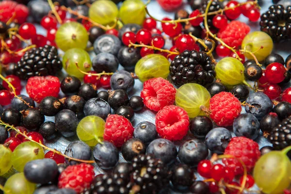 Çeşitli taze yaz meyveleri. Üstten görünüm. Çilek meyve renk gıda dessertberries karıştırın. Antioksidan, detoks diyet, organik meyve.