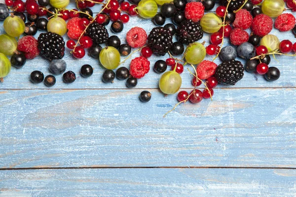 Çeşitli taze yaz meyveleri. Üstten görünüm. Çilek meyve renk gıda dessertberries karıştırın. Antioksidan, detoks diyet, organik meyve.