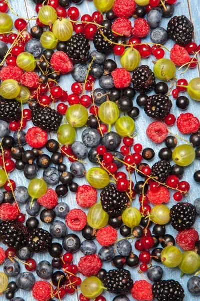 Çeşitli taze yaz meyveleri. Üstten görünüm. Çilek meyve renk gıda dessertberries karıştırın. Antioksidan, detoks diyet, organik meyve.