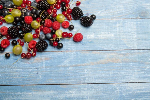 Çeşitli taze yaz meyveleri. Üstten görünüm. Çilek meyve renk gıda dessertberries karıştırın. Antioksidan, detoks diyet, organik meyve.