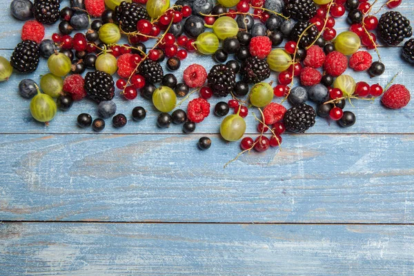 Çeşitli taze yaz meyveleri. Üstten görünüm. Çilek meyve renk gıda dessertberries karıştırın. Antioksidan, detoks diyet, organik meyve.