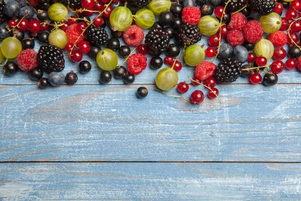 Çeşitli taze yaz meyveleri. Üstten görünüm. Çilek meyve renk gıda dessertberries karıştırın. Antioksidan, detoks diyet, organik meyve.